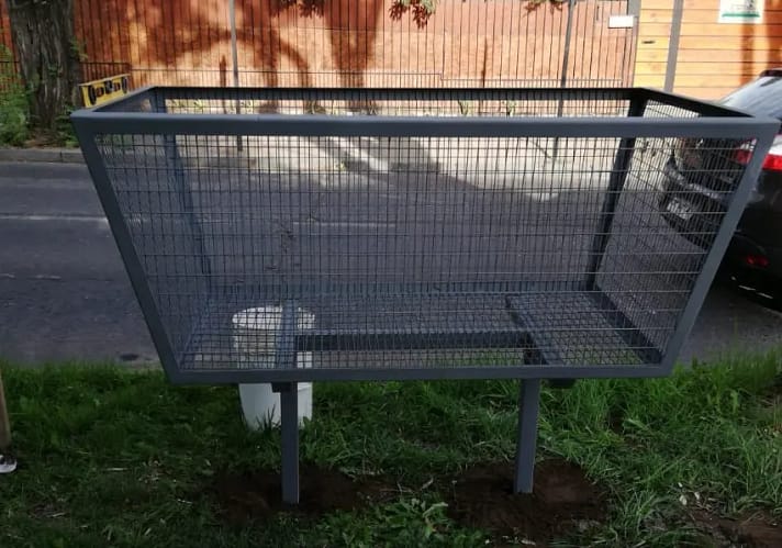 Basurero de fierro para exterior resistente con malla metálica y pintura anticorrosiva