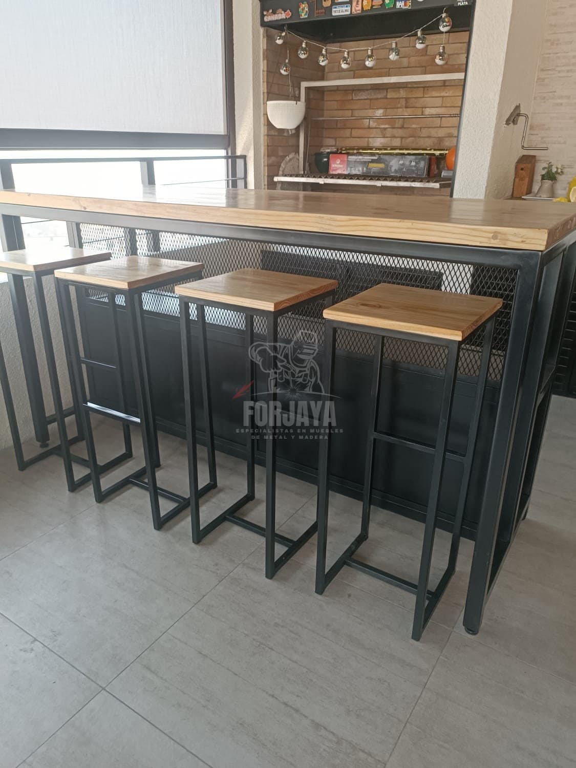Barra Estilo Industrial 180x60x100cm con 4 Taburetes Altos de Madera y Metal